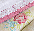 Pretty Floral and Roses Vintage Eiderdown (astb365)